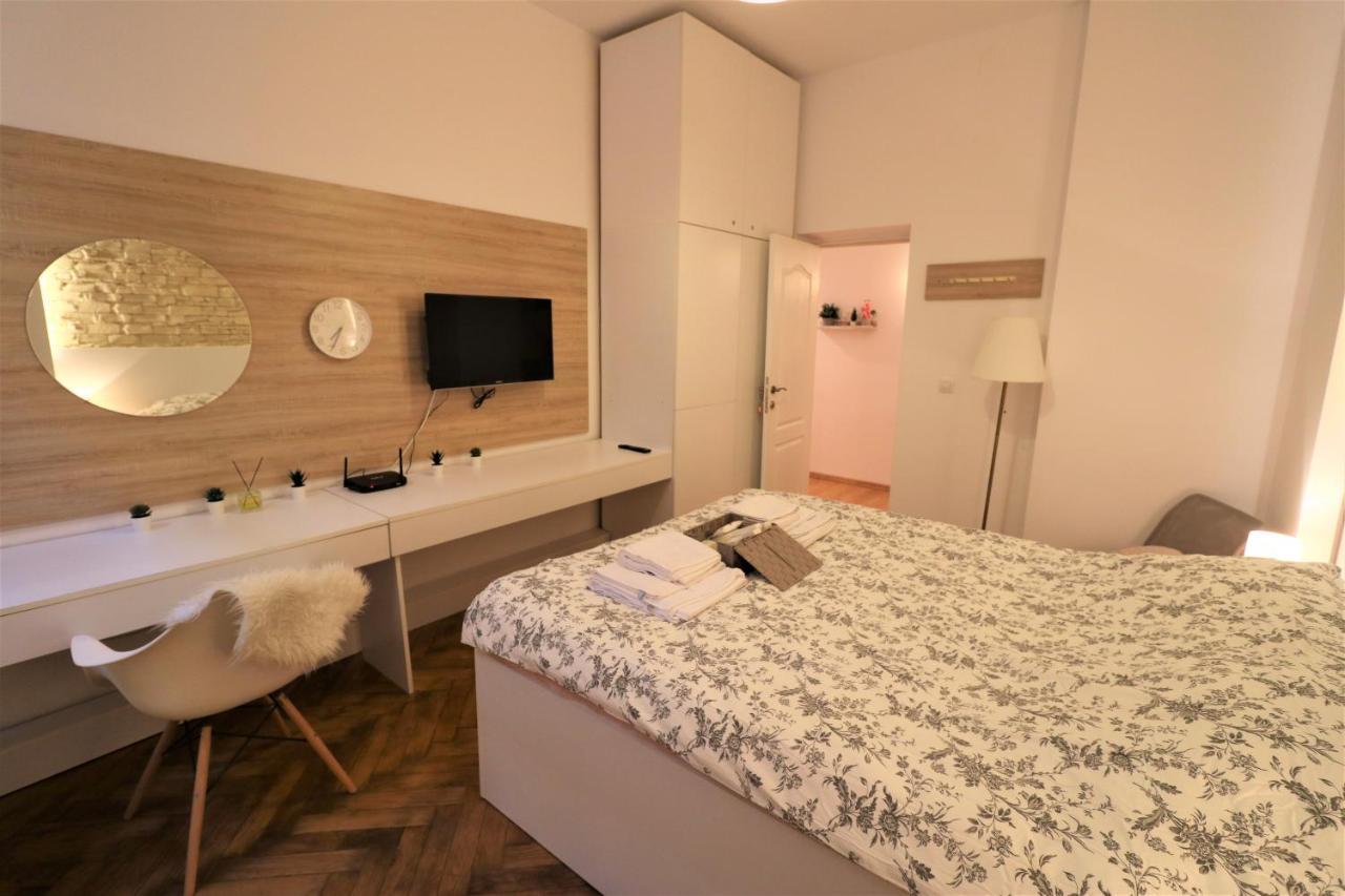 Cozy Old Town Apartment - Free Minibar Бухарест Экстерьер фото